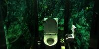 Serasa di Bikini Bottom, Toilet Kafe Ini Ada di Dalam Akuarium