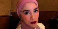 Dirias Bold Makeup Klasik, Ussy Sulistyawaty Tampil Beda