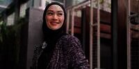 Dramatic Look Indah Nada Puspita dalam Balutan Coat Hitam