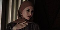 Dramatis dan Elegan, Pesona Donita dalam Balutan Dress Hitam
