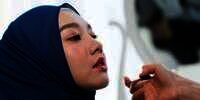 Ubah Finishing Lipstik Matte Jadi Glossy, Cukup 3 Langkah