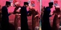 Baru Tunangan Sudah 'Nyosor', Si Pria Refleks Ingin Cium Calon Istri Usai Pasang Cincin, Syok Sadar Ada Banyak Orang