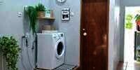 Laundry Room Dekat Kamar Mandi Tampak Rapi, Tengok Penataannya
