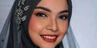 Ide Makeup Soft Pengantin Syari dengan Outfit Serba Abu-abu