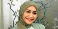 Style Hijab Simpel Caca Tengker, Tambah Anggun dengan Makeup Soft