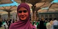 Keanggunan Tissa Biani dalam Balutan Hijab dan Outfit Full Printing