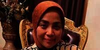 Tajir Melintir, Muzdalifah gak Gengsi Angkut-angkut Barang Dagangan di Gudang