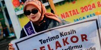 Anti Mainstream! Wisudawati Ini Bawa Poster “Terima Kasih Pelakor” Sambil Pakai Toga
