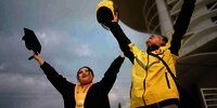 Bahagianya `Nular` Banget, Viral Foto Ayah Ojol  Dampingi Putrinya yang Wisuda Cumlaude