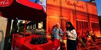 Nostalgia, Nongkrong, dan Kebersamaan Hadir di Instalasi &ldquo;Mejeng Lintas Generasi&rdquo; Coca-Cola