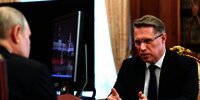 Aksi Menteri Kesehatan Rusia Bantu Penumpang yang Kena Serangan Hipertensi di Pesawat