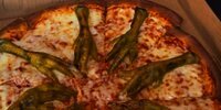 Menu Nyeleneh Pizza Topping Ceker, Mau Coba?