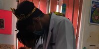 Totalitas! Dokter Gen Z Pakai Mahkota dan Bawa Lonceng Saat Hadapi Pasien Bayi