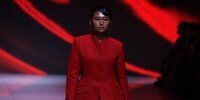 Potret Penjual Sosis Jadi Model Catawalk Bareng Dian Sastro