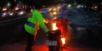 Viral Aksi Gercep Polisi Padamkan Motor Terbakar, Hitungan Detik Langsung Padam