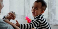 Sebaiknya Mulai Mengajari Anak Berbicara dengan Bahasa Daerah atau Bahasa Indonesia Terlebih Dahulu?