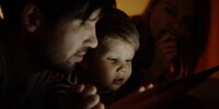 Lebih Aman Memberi Screen Time Anak di Ponsel, Laptop, atau TV?