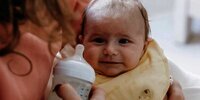 Mengapa Bayi Perlu Dibantu Bersendawa Setelah Minum Susu?