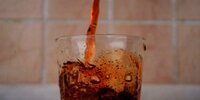 Mengapa Soda yang Dikocok Lebih Banyak Mengeluarkan Buih?