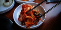 Bakteri dalam Kimchi Diduga Bisa Membantu Mengeluarkan Nanoplastik dari Tubuh