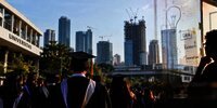 Benarkah Indonesia Saat Ini Sedang Mengalami Industrialisasi Gelar? Lalu Apa Dampaknya?
