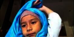 Video Lucu : Bocah Mungil ini Selfie Tutorial Hijab dan Mengunggahnya di Youtube