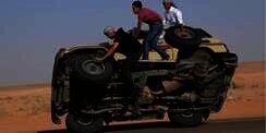 Aksi Akrobat Berbahaya Pemuda Arab saat Bermobil