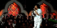 Aksi Rocker Manggung Pakai Baju Muslim