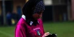 Wasit Cantik Berhijab Pertama di Italia