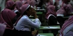Aksi Nekat Bocah Saudi, Main Ayunan di Kabel Listrik