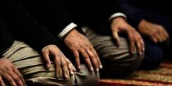 Reaksi Melihat Pemuda Muslim AS Salat di Tempat Umum