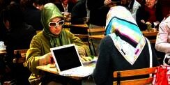 Ulama Saudi Haramkan Chatting Pria dan Wanita