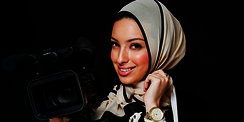 Foto Presenter Hijab cantik Beraksi di Lapangan
