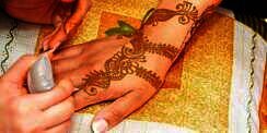 Seni Henna Bantu Pasien Kanker