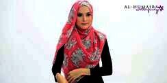 Hijab Menutup Dada Bergaya Romantis