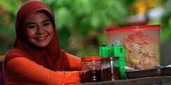 Saat Si Cantik Eriska Rein Berhijab