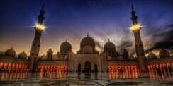 Masjid 1.000 Tiang Berlapis Emas 24 Karat