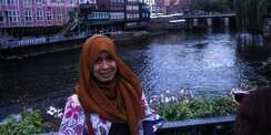 Hijaber Anak Petani Lulus dengan IPK Nyaris Sempurna
