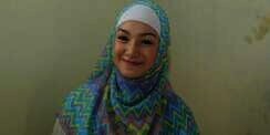 Gaya Hijab Cantik Istri Ustaz Riza
