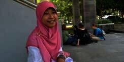 Hijaber Anak Tukang Kue Apem, Raih Mimpi Jadi Dokter Gigi
