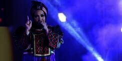 Hijab Simple Melly Goeslaw Terinspirasi Umi Pipik