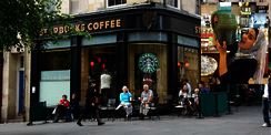 Hijaber Ini Pecahkan Rekor Pembelian Kopi di Starbucks
