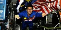 Astronot Malaysia Salat di Luar Angkasa
