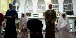 Saudi Larang Memotret Perempuan Salat