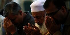 Anggota Parlemen India Paksa Makan Muslim yang Puasa
