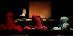 Kegigihan Hijaber Anak Penjual Gorengan Jadi Apoteker