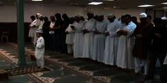 Heboh ! Bocah Ini Jadi Imam Salat