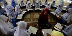 Suara Unik Bocah Pembaca Alquran Ini Bikin Decak Kagum