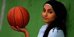 Perjuangan Pebasket Muslim Amerika Hapus Larangan Hijab
