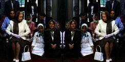 Kala Ratu Inggris Berkerudung dan Khusyuk Mendengar Alquran